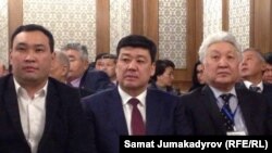Солдон оңго: "Замандаш" өкүлү Азамат Айтбаев, "Өнүгүү-Прогресс" лидери Бакыт Төрөбаев, экс-премьер-министр Турсунбек Чынгышев
