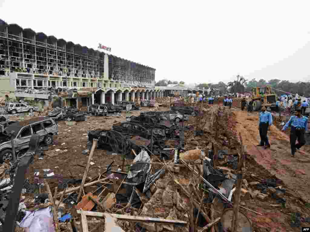  Islamabad's Marriott Hotel bombed in terrorist attack. - Pakistani security officials gather at the devastated Marriott Hotel following an overnight suicide bombing in Islamabad on September 20, 2008. . At least 60 people were killed and hundreds injured, 21September 2008 