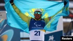 Ербол Хамитов биатлоннан паралимпиада чемпионы атанған сәт. Тезеро, Италия. 13 наурыз 2026 жыл.