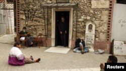 Нищие у входа в одну из церквей в Афинах