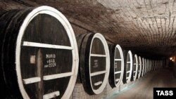 În luna martie Rusia a interzis importurile de vinuri moldoveneşti. Mii de tone de vin au ramas în beciurile de la Mileştii Mici şi în alte hrube