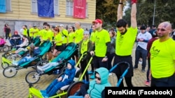 Бегачи доброволци с деца от ParaKids на Софийския маратон