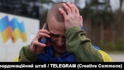 Ukrajinski vojnik plače dok razgovara telefonom nakon oslobađanja iz ruskog zarobljeništva 11. aprila.