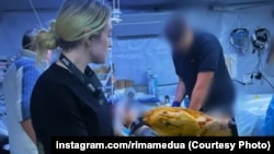 Рима Журайтис помогает медикам в стабилизационном пункте, , фото из личного архива