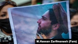 
Фото Ахмада Масуда в руках протестующих у здания посольства Пакистана в Тегеране, 9 сентября 2021 года 