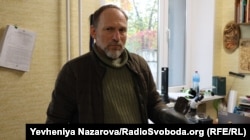 Дмитро Кобалія показує знахідку, яка датується ІІ-ІІІ ст. н.е.
