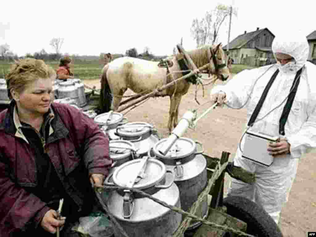 Супрацоўнік Экалягічнага запаведніку вымярае ўзровень Радыяцыі ў вёсцы Губарэвічы