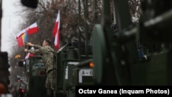 Soldați aliați ai României se pregătesc să defileze pe sub Arcul de Triumf din București, la parada de Ziua Națională a României, de 1 Decembrie 2025.