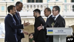 მარცხნიდან: საფრანგეთის პრეზიდენტი ემანუელ მაკრონი, გერმანიის კანცლერი ფრიდრიხ მერცი, უკრაინის პრეზიდენტი ვოლოდიმირ ზელენსკი, პოლონეთის პრემიერ-მინისტი დონალდ ტუსკი და დიდი ბრიტანეთის პრემიერ-მინისტი კირ სტარმერი. 10 მაისი, 2025.