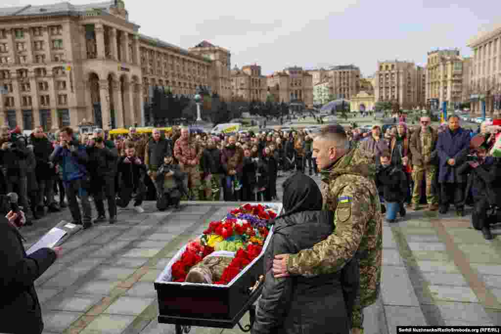 Військовослужбовець ЗСУ Тарас Ратушний, батько Василя Ратушного, біля труни загиблого сина під час прощання на майдані Незалежності у Києві