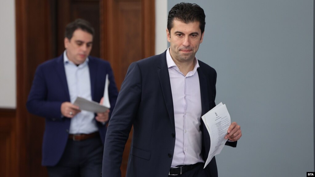 Министърът на икономиката Кирил Петков (вдясно) и министърът на финансите Асен Василев