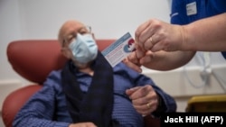 Një i moshuar duke u vaksinuar kundër koronavirusit në Mbretëri të Bashkuar.