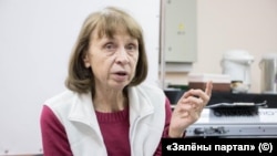 Сьвятлана Гальдадэ на гарадзкім сходзе супраць «ушчыльненьня» сквэру ў Гомлі, 2017 год