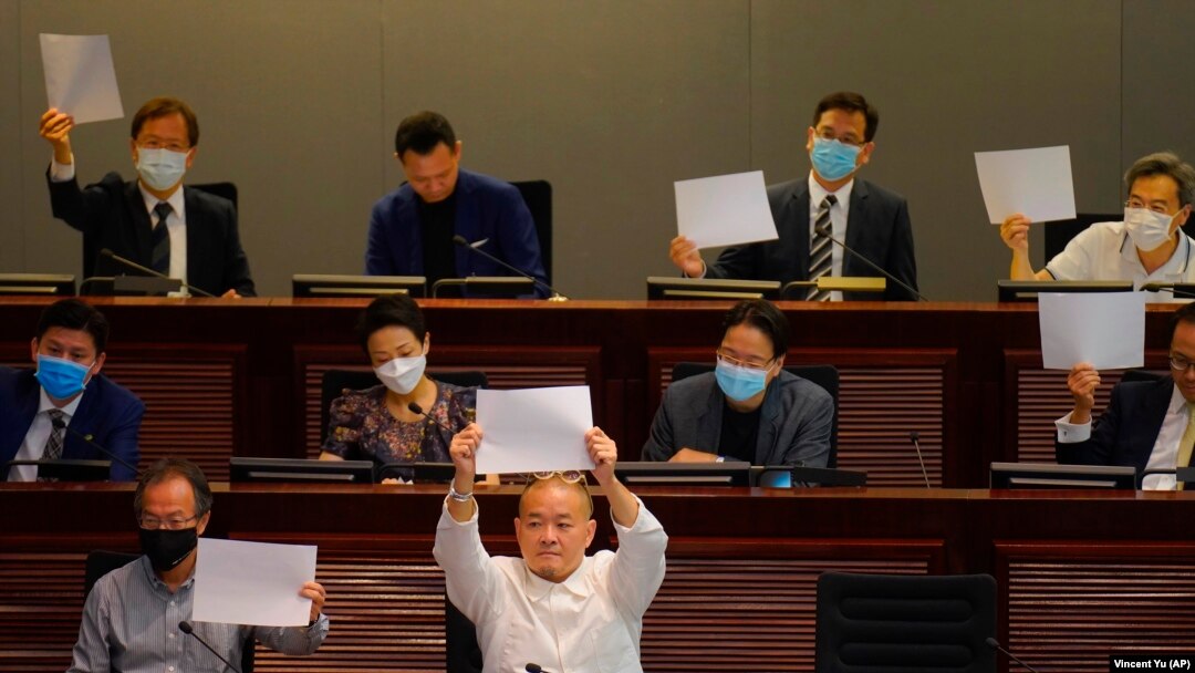 Demokratski poslanici protestuju protiv Zakona o nacionalnoj bezbednosti u Odboru za zakonodavstvo u Hong Kongu, jul 2020, arhivska fotografija