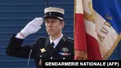 سرهنگ دوم آرنو بلترام در این تصویر که ژاندارمری فرانسه منتشر کرده، چند هفته پیش از جریان گروگان‌گیری دیده می‌شود