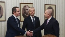 От ляво надясно: Цончо Ганев и Костадин Костадинов от "Възраждане" и президентът Румен Радев, 16 декември 2025 г.