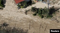 Напис на землі «води і їжі» в постраждалому від тайфуну районі, Японія, 15 жовтня 2019 року