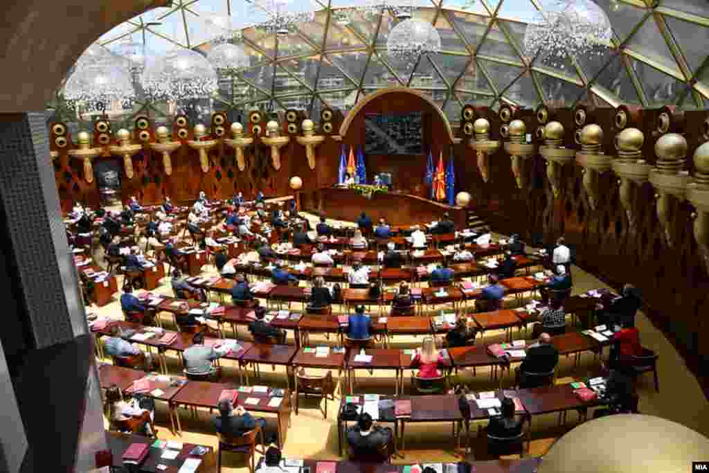 МАКЕДОНИЈА - Собранието не успеа да го утврди дневниот ред за 34 седница, поради немање кворум. Тројца пратеници од владејачкото мнозинство се позитивни на коронавирусот и поради тоа не можеа да присуствуваат на работата на Парламентот, информираше денеска претседателот на Собранието Талат Џафери. Во салата беа присутни 59 пратеници.