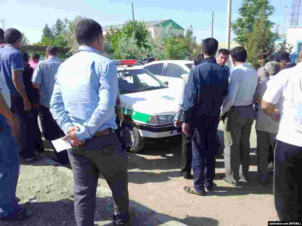 Mary ş&auml;herinde &Yacute;ol g&ouml;zeg&ccedil;ilik gullugynyň işg&auml;ri s&uuml;r&uuml;jiler bilen gepleş&yacute;&auml;r.