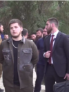 Адам Кадыров (второй слева на первом плане) на месте поиска Джабраила Мудаева