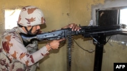 په چمن کې یو پاکستانی سرتېری د ډېورنډ له کرښې سره نېږدې په پوسته کې پهره کوي - د مارچ ۱۹مې انځور. 