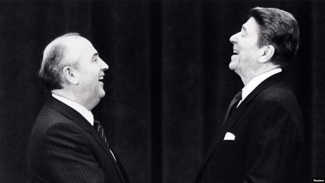 Mihail Gorbaciov (stânga), în timpul primei întâlniri oficiale pe care a avut-o cu președintele american Ronald Reagan, la Geneva/Elveția în 1985. 