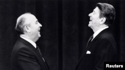 Mihail Gorbaciov (stânga), în timpul primei întâlniri oficiale pe care a avut-o cu președintele american Ronald Reagan, la Geneva/Elveția în 1985. 