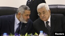 محمود عباس (راست) رهبر تشکیلات خودگردان فلسطینی و اسماعیل هنیه، رئیس دفتر سیاسی حماس.