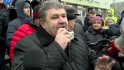 Білорусь: до протестувальників-«недармоїдів» вийшов регіональний чиновник (відео)