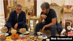Kazahstanski krim-bos Arman "Dikij" Džumageldijev (zdesna) objavio je svoju fotografiju na Instagramu 27. januara kao gost u dubajskom domu bivšeg međunarodnog šefa amaterskog boksa Gafura Rahimova.
