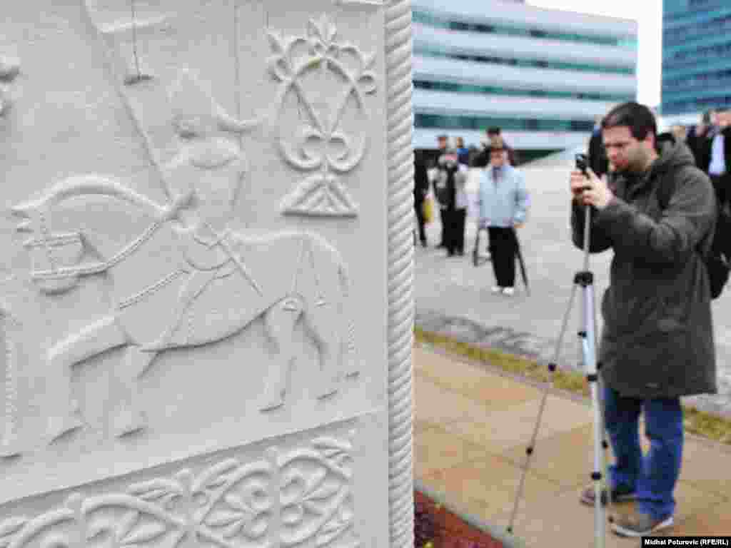 Svečana ceremonija postavljanja replike Zgošćanskog stećka - sljemenjaka na platou ispred zgrade zajedničkih institucija BiH, Sarajevo, 05.12.2011. 