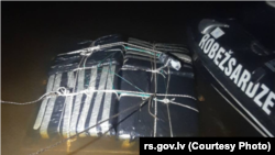 Кантрабандныя беларускія цыгарэты, спакаваныя на плыт