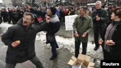 Архивска фотографија- Стечајци протестираат пред Владата во 2010 година. 