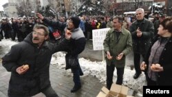 Со јајца по владата - стечајците на вчерашниот протест