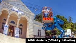 „Cu drag pentru acasă”: Ialoveni are iluminat stradal și va genera mai multe venituri în bugetul local, grație unui autoturn pentru intervenţii la înălţime (PNUD Moldova)