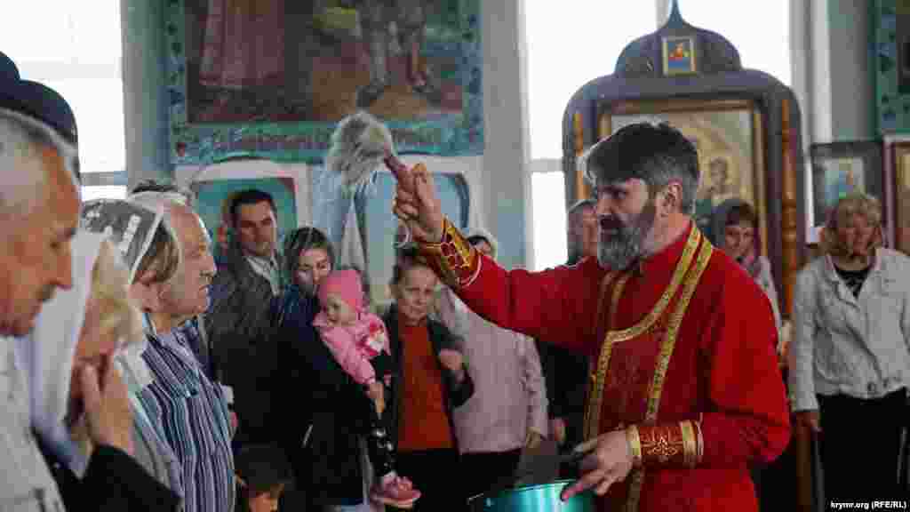 Архієпископ Сімферопольський і Кримський Української православної церкви Климент провів ранкову Великодню літургію і побажав вірним парафіянам радості і щастя