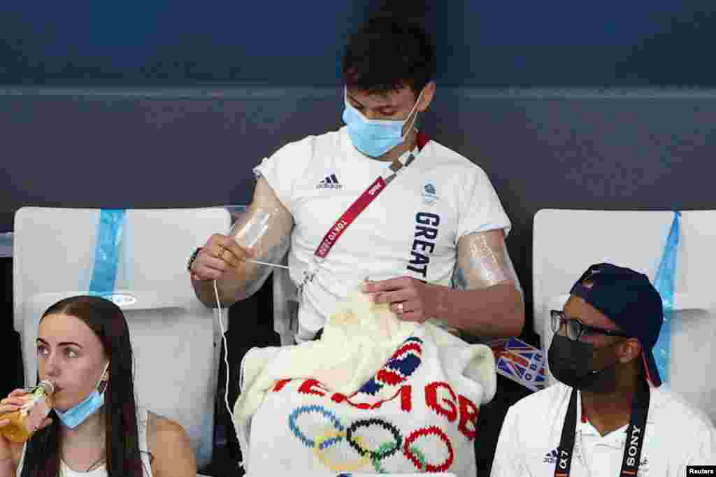 Британський стрибун у воду Том Дейлі сидить на трибуні і в&rsquo;яже. Олімпійські ігри Токіо-2020