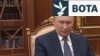 Presidenti rus Vladimir Putin para një rafti librash në zyrën e tij në Pallatin e Senatit të Kremlinit në Moskë.