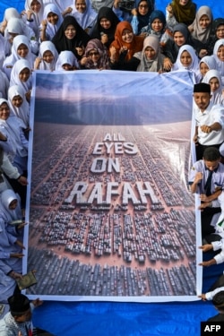 Një grup studentësh fotografohen me banerin nën slloganin "Të gjithë me sy kah Rafahu", në një shkollë të mesme në Indonezi, 4 qershor 2024.
