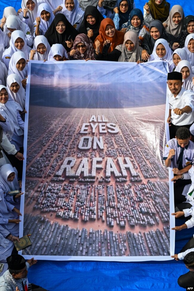 Një grup studentësh fotografohen me banerin nën slloganin "Të gjithë me sy kah Rafahu", në një shkollë të mesme në Indonezi, 4 qershor 2024.