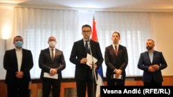 Petar Petković (u sredini), novi šef kosovske kancelarije u Vladi Srbije, preti povlačenjem Srpske liste iz institucija na Kosovu. Na slici iza Petkovića su predstavnici ove stranke, kao i bivši šef kancelarije Marko Đurić (prvi levo od Petkovića). Beograd, 13. oktobar 2020. 