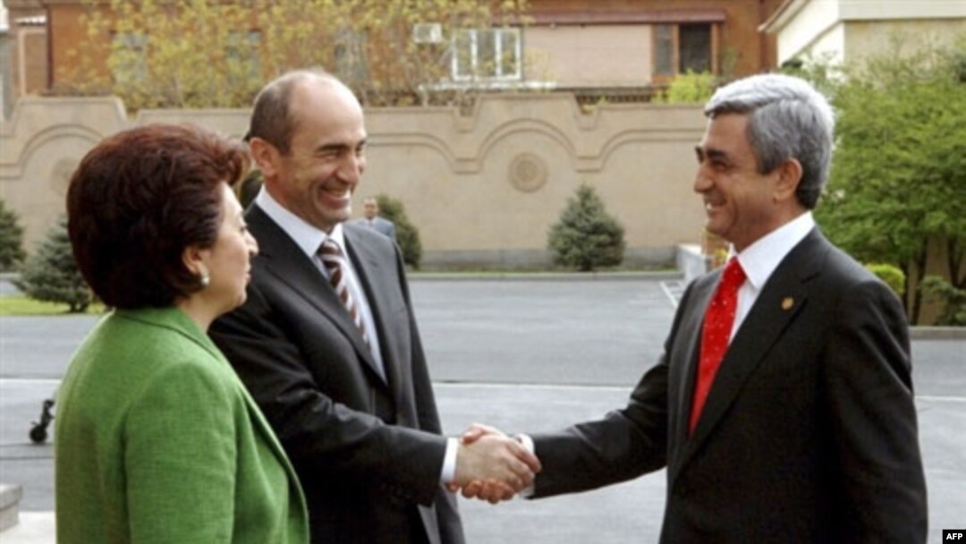 Aktuelni jermenski predsednik Serzh Sarkisian (d) i bivši jermenski predsednik (l) sa suprugom Bellom.