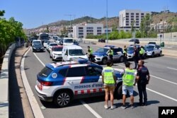 Policia rajonale katalonase kontrollon veturat në një rrugë në Barcelonë, 8 gusht 2024.