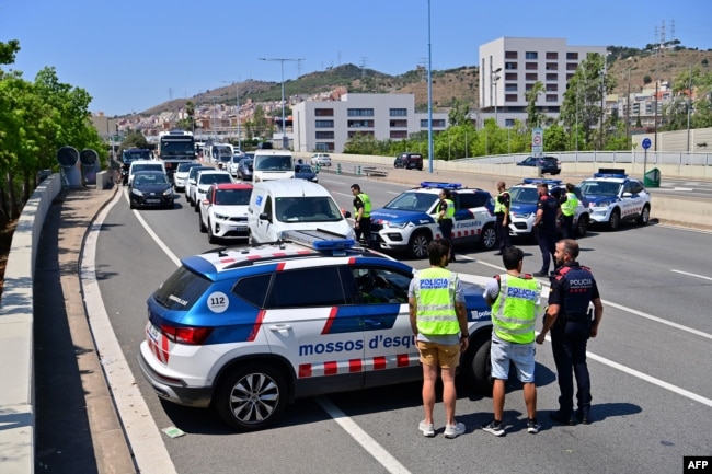 Policia rajonale katalonase kontrollon veturat në një rrugë në Barcelonë, 8 gusht 2024.