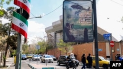 Антыамерыканскі плякат з выявай абстрэленага верталёта на вуліцы ў Тэгеране, 6 красавіка 2026 году. Ілюстрацыйнае фота