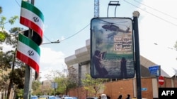 Антиамериканський плакат із зображенням збитого гелікоптера на вулиці в Тегерані, 6 квітня 2026 року, ілюстративне фото