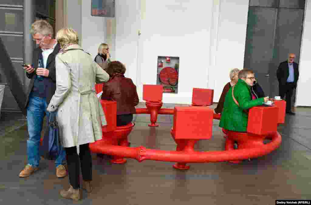 В бохумском &nbsp;&quot;Зале столетия&quot; и перед ним выставлены работы ателье Йопа ван Лисхута. Перед премьерой &quot;Золота Рейна&quot; зрители отдыхают на красном колесе унитазов