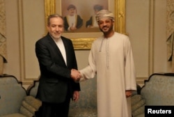 Ministrul iranian de externe Abbas Araghchi (stânga) la o întâlnire cu ministrul de externe omanez Sayyid Badr Albusaidi la Muscat, Oman, 6 februarie 2026.