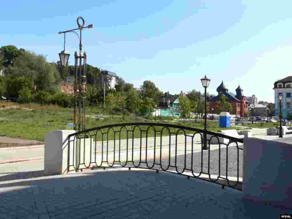 Урамның өченче күперчеге "Татарстан" банкы каршында урнашкан - Казанның меңъеллыгына Петербур тарафыннан төньяк башкала исеме белән урам бүләк ителде. Бу урам Нева елгасында урнашкан шәһәрне хәтерләтүче урын буларак төзелде. Петербур стиленнән таныш булган фонарьлар, үзенчәлекле архитектура төзелеше, матур күперчекләр урамда чыннан да төньяк башкала мохитен чагылдыра. Әмма “бүләк” әкренләп матурлыгын югалта бара. 