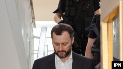 Vladimir Filat, escortat de poliție